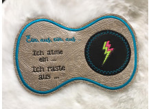 Stickdatei ITH - Mug Rug Spruch "Atme ein, raste aus"